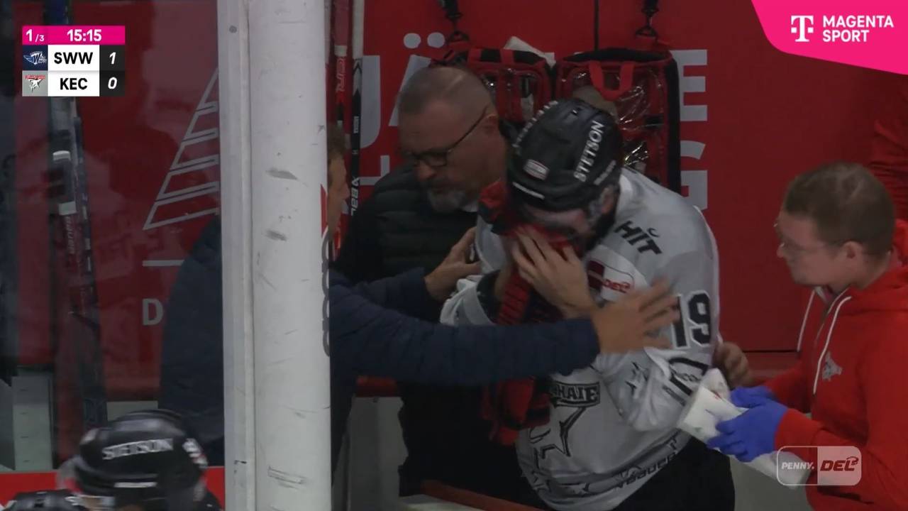 Frederik Storm hält sich ein Tuch an das blutende Gesicht.