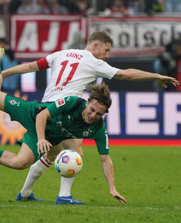 Rocco Reitz im Zweikampf mit Florian Kainz.