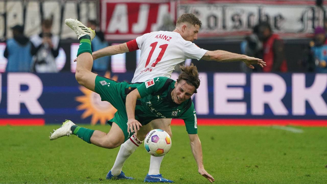 Rocco Reitz im Zweikampf mit Florian Kainz.