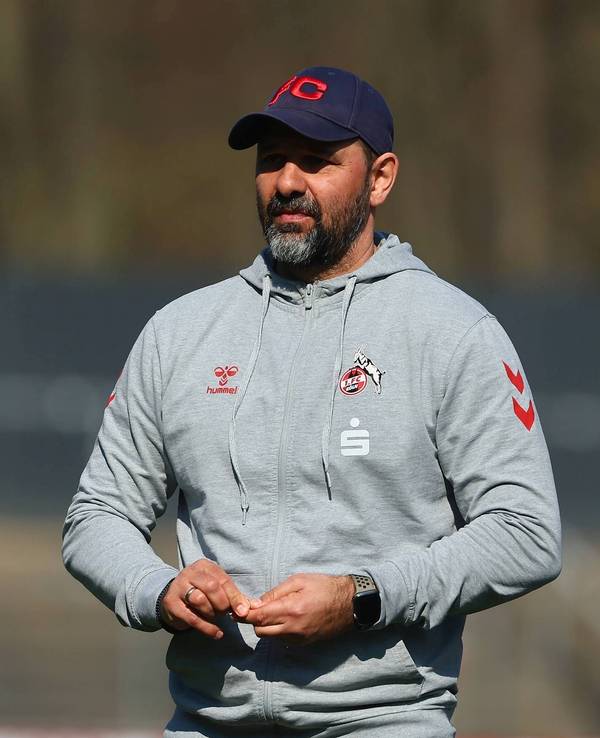 Trainer Stefan Ruthenbeck steht an der Seitenlinie.