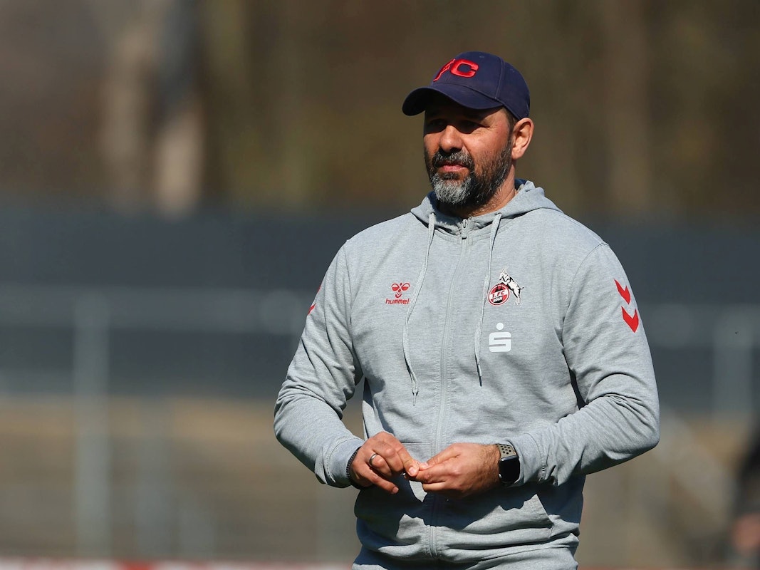 Trainer Stefan Ruthenbeck steht an der Seitenlinie.