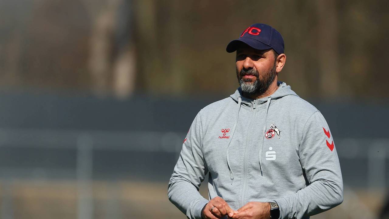 Trainer Stefan Ruthenbeck steht an der Seitenlinie.