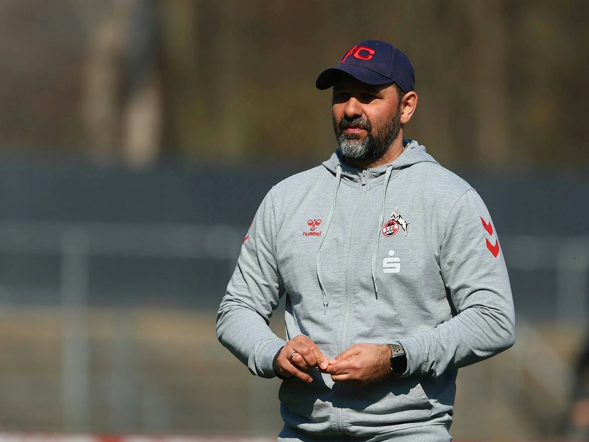 Trainer Stefan Ruthenbeck steht an der Seitenlinie.