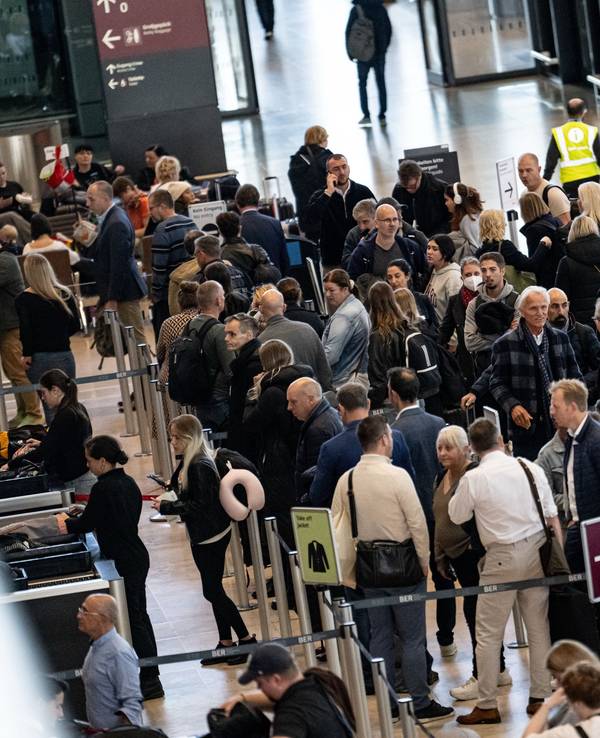 Menschen, die im Oktober 2024 am Flughafen Berlin-Brandenburg (BER) in der Schlange zur Security stehen.