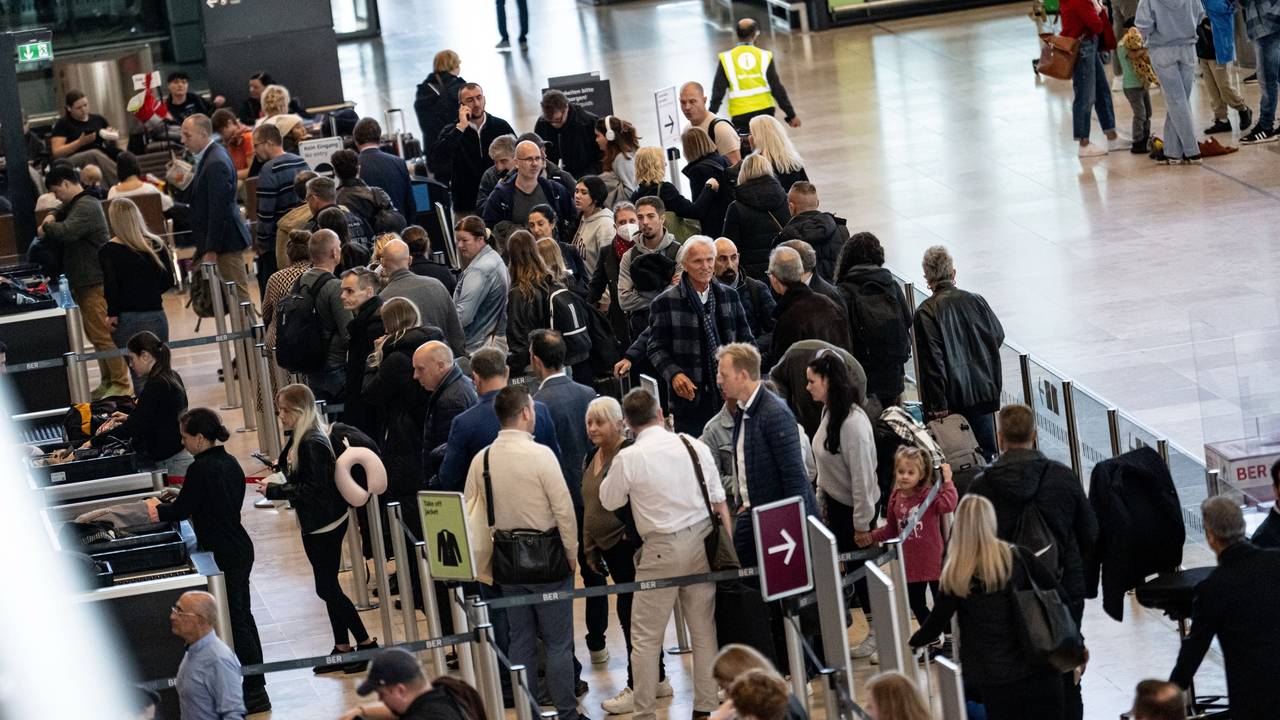 Menschen, die im Oktober 2024 am Flughafen Berlin-Brandenburg (BER) in der Schlange zur Security stehen.