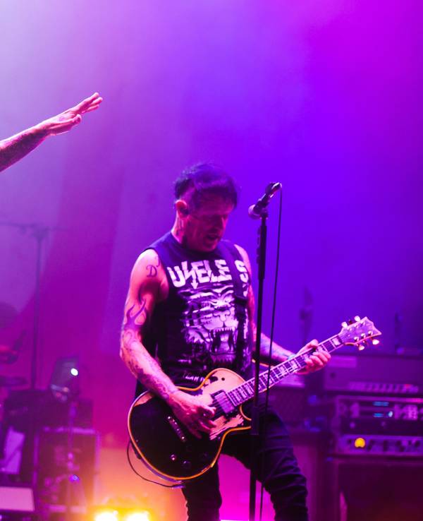 Ingo Knollmann (l.), Sänger der Donots, beim Konzert an der Südbrücke.