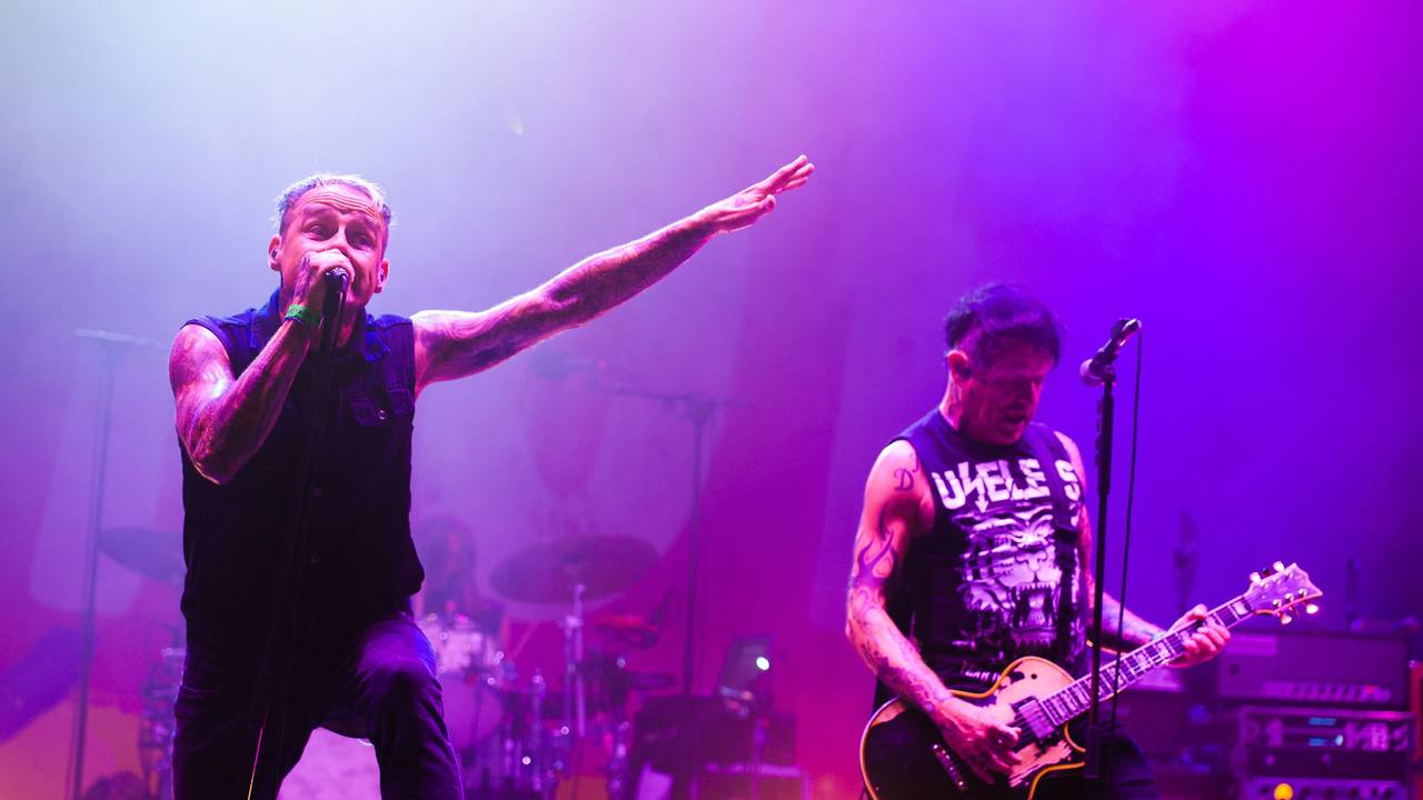 Ingo Knollmann (l.), Sänger der Donots, beim Konzert an der Südbrücke.