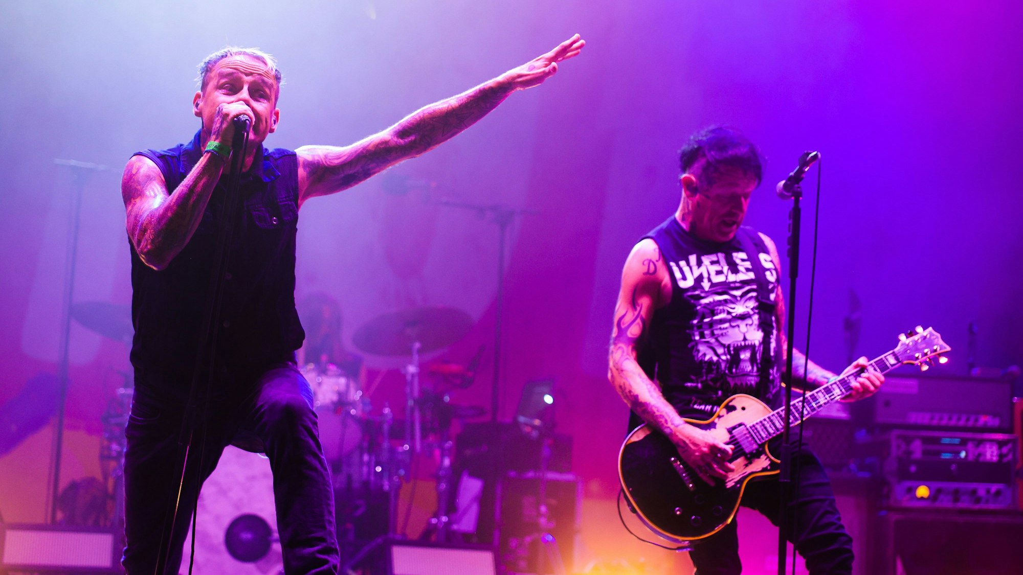 Ingo Knollmann (l.), Sänger der Donots, beim Konzert an der Südbrücke.