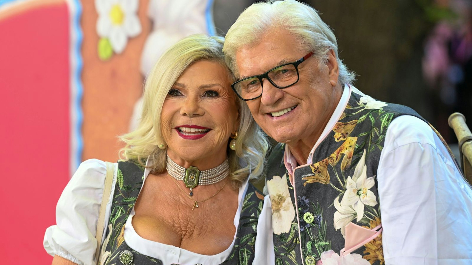 Marianne und Michael Hartl in Trachten