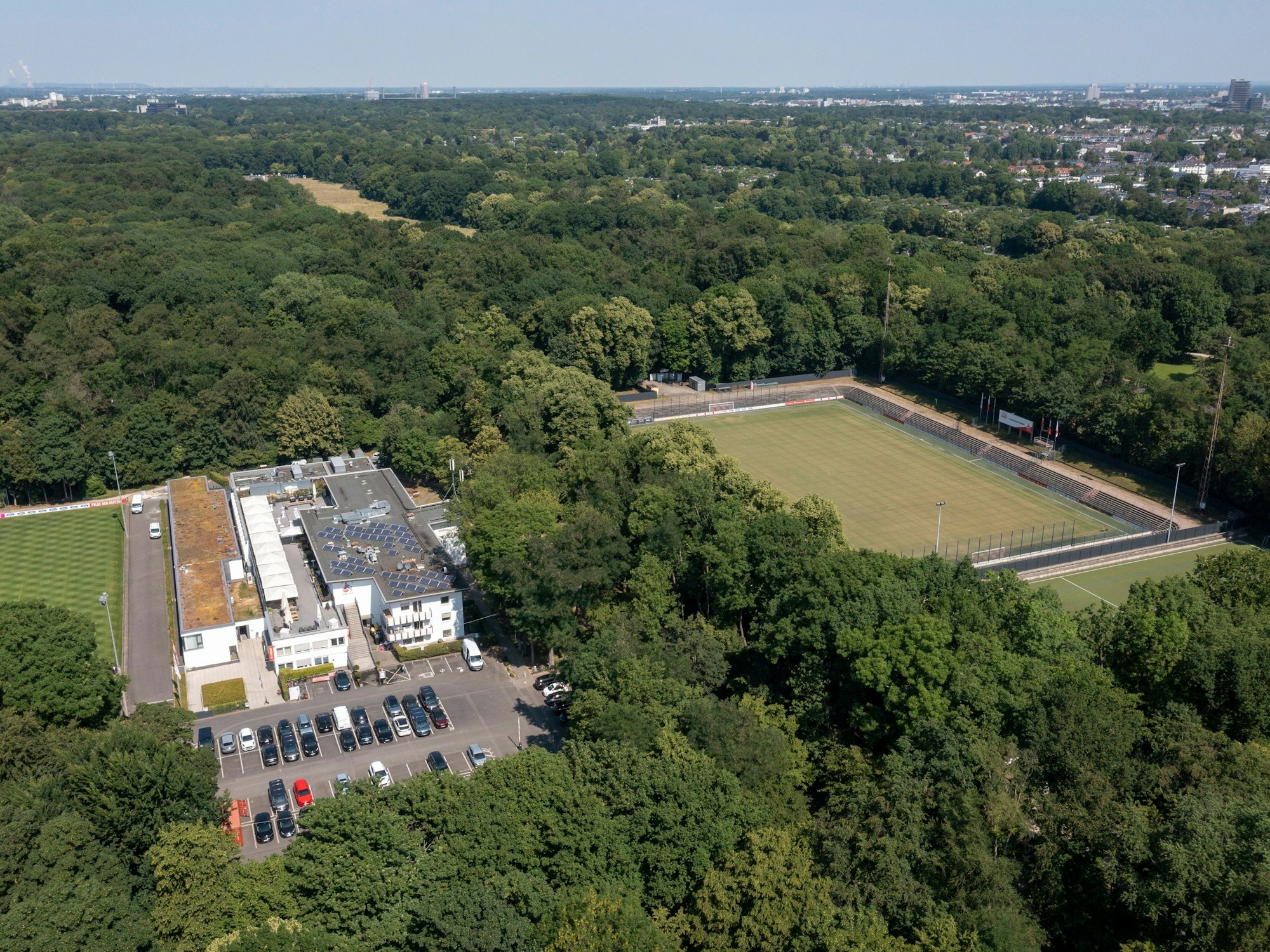 Luftbild vom Geißbockheim und dem Franz-Kremer-Stadion im Juni 2023. Neben dem kleinen Stadion (ganz rechts) soll das neue NLZ gebaut werden.