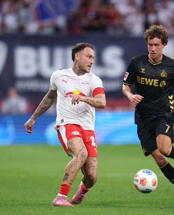David Raum (l., RB Leipzig) gegen Luca Waldschmidt (1. FC Köln) am 20. September 2025.