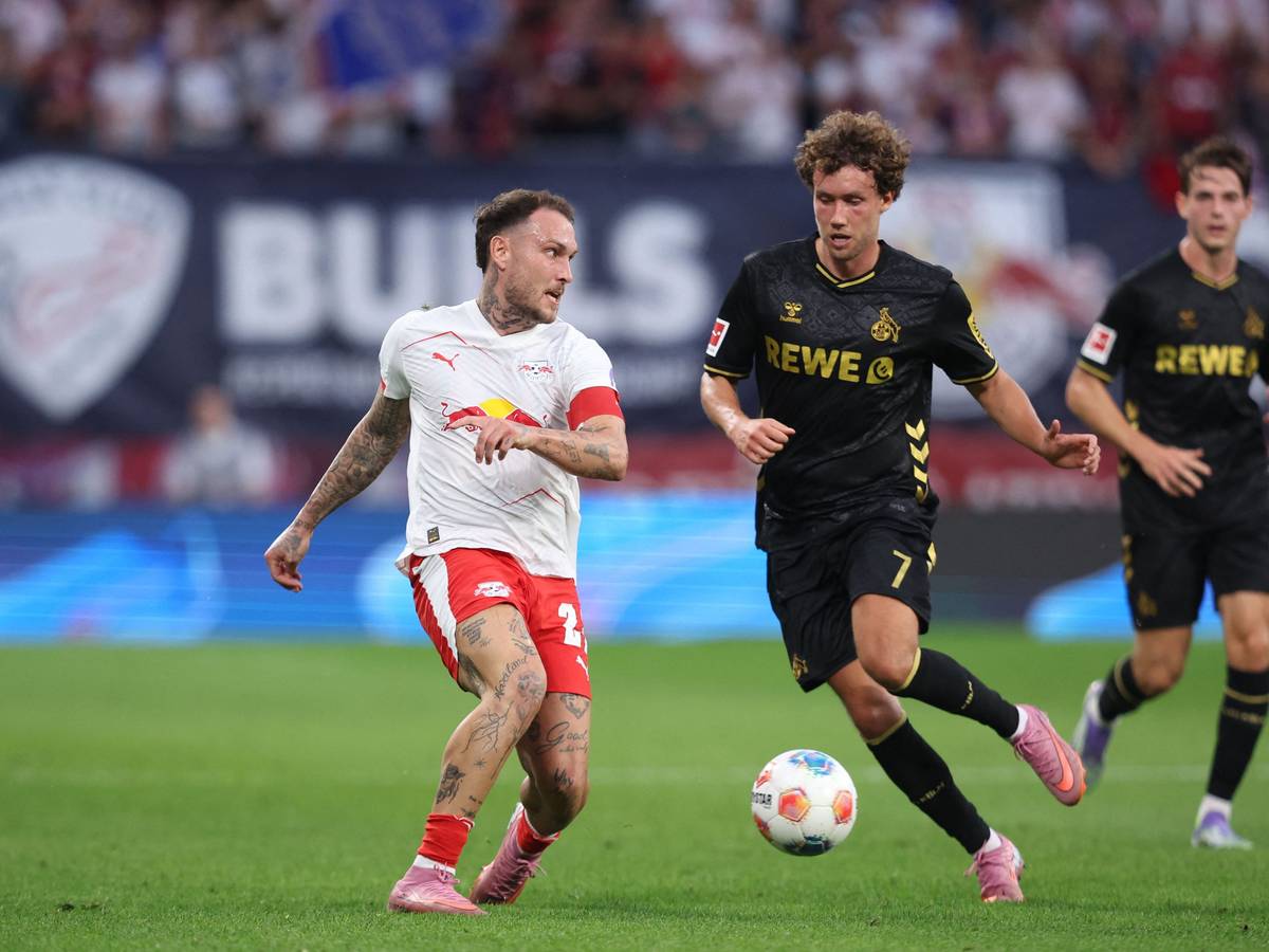 David Raum (l., RB Leipzig) gegen Luca Waldschmidt (1. FC Köln) am 20. September 2025.