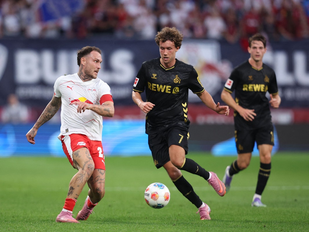 David Raum (l., RB Leipzig) gegen Luca Waldschmidt (1. FC Köln) am 20. September 2025.