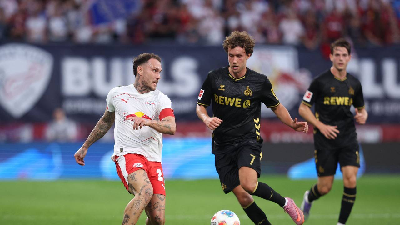 David Raum (l., RB Leipzig) gegen Luca Waldschmidt (1. FC Köln) am 20. September 2025.