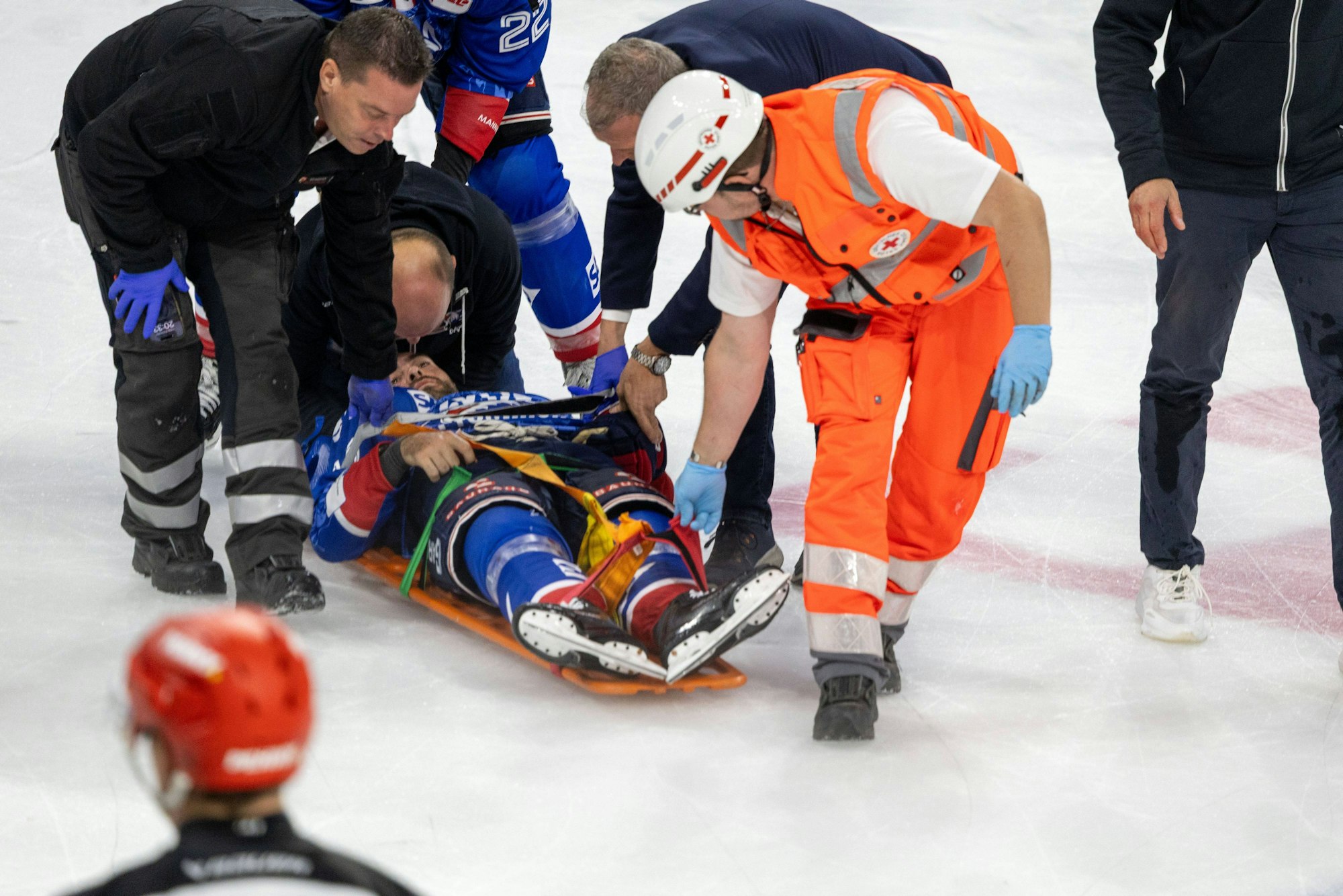 Mannheim-Profi Luke Esposito wird auf einer Trage vom Spielfeld gebracht.