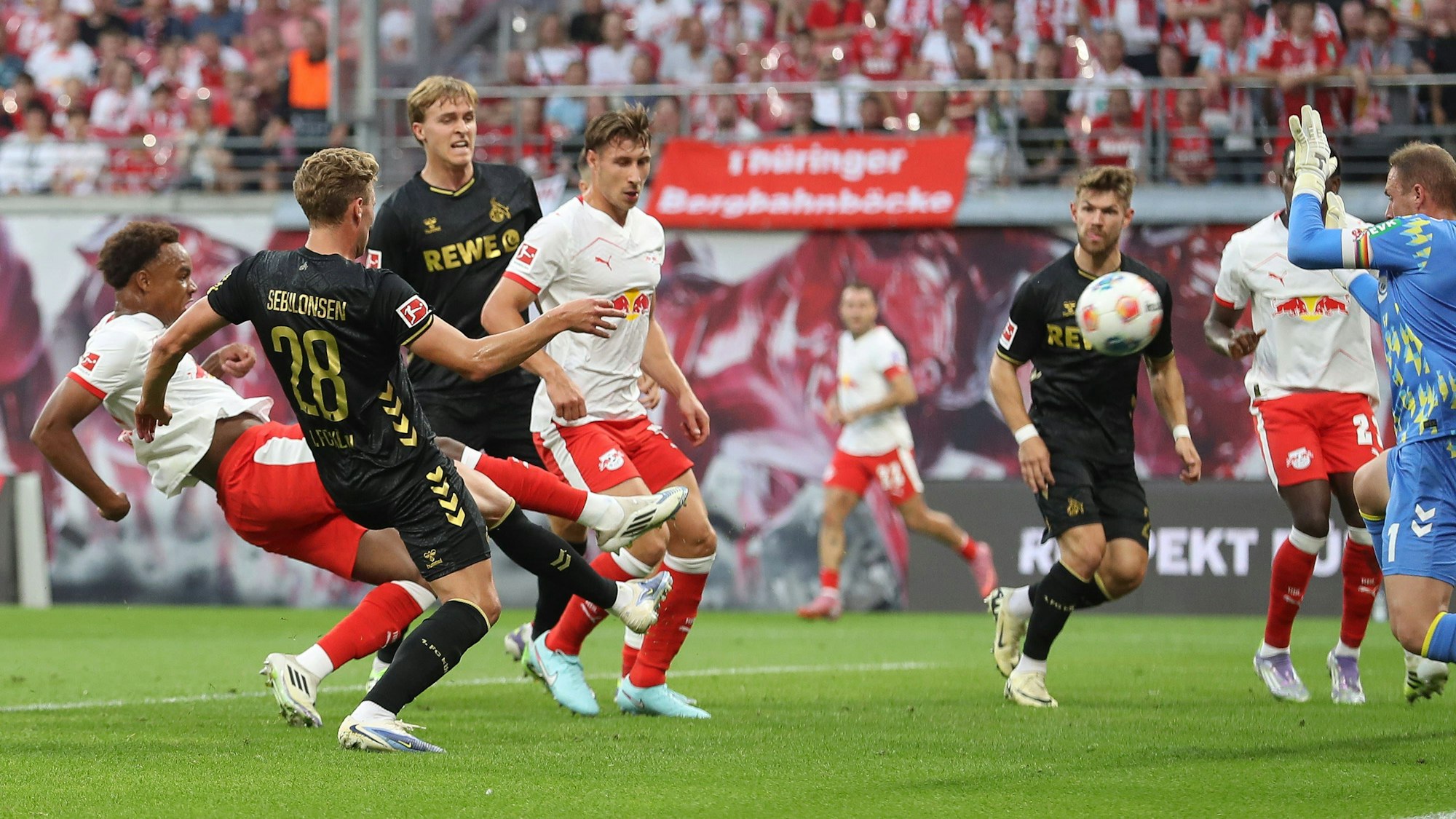 Assan Ouedraogo (Leipzig) trifft am 20. September 2025 zum 1:0 gegen den 1. FC Köln.