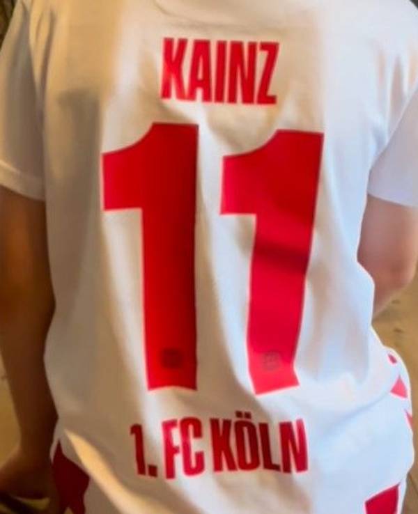 Ein FC-Heimtrikot mit Leverkusen-Logo auf dem Flock.