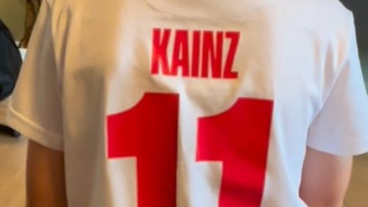 Ein FC-Heimtrikot mit Leverkusen-Logo auf dem Flock.