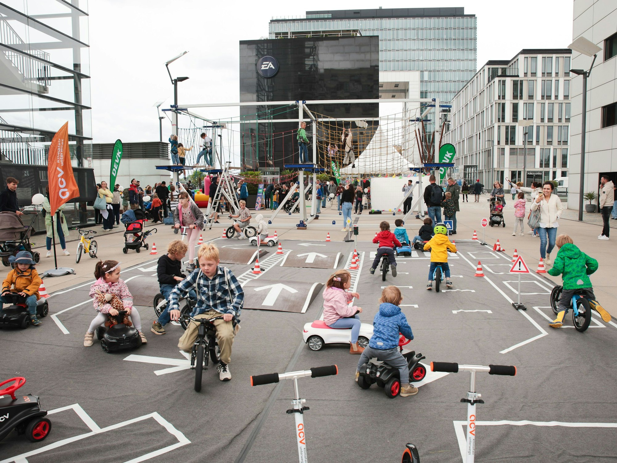 Kinder fahren auf Bobbycars durch einen Parcours.