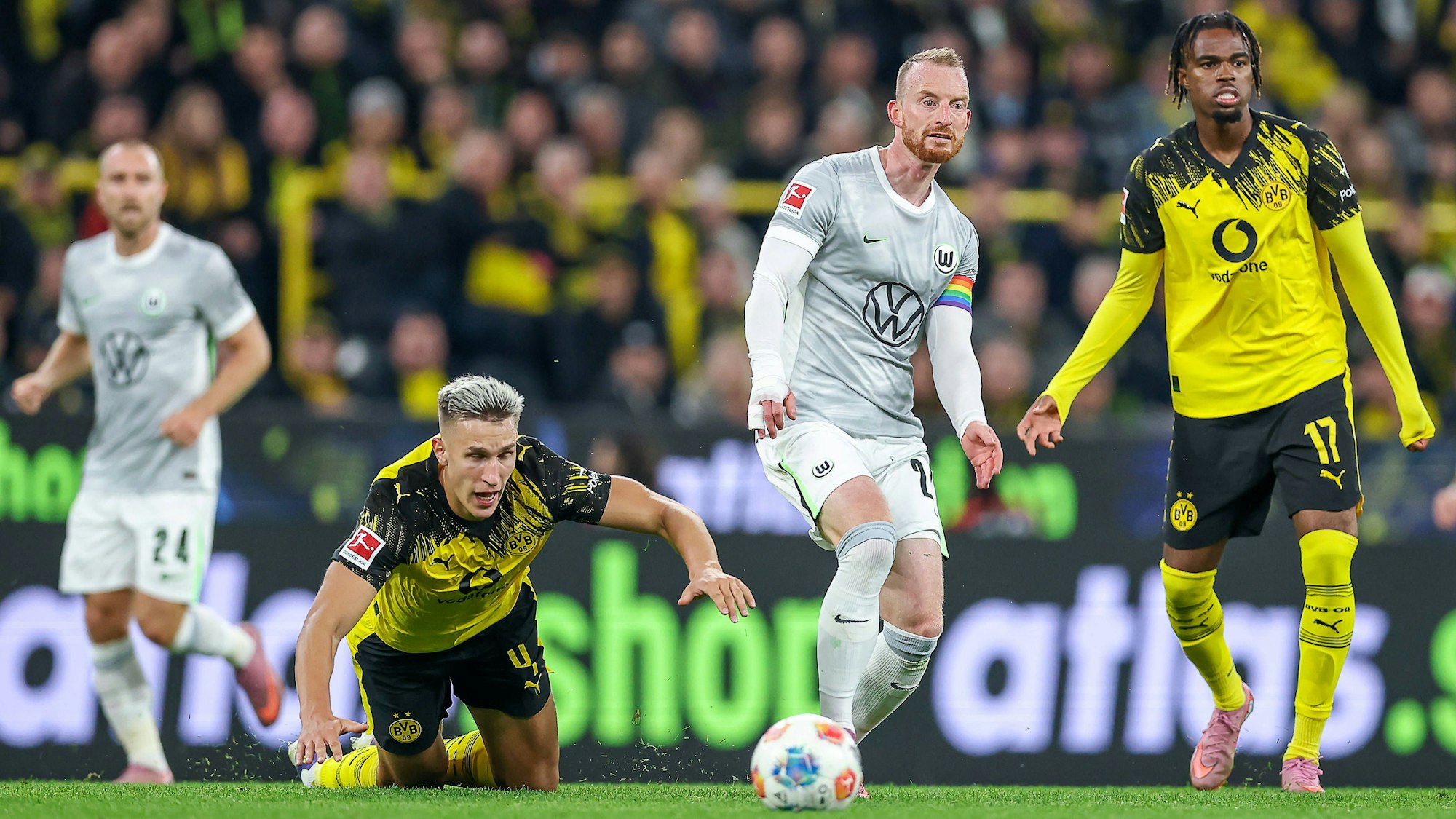 Nico Schlotterbeck (l.) und Maximilian Arnold im Kampf um den Ball.