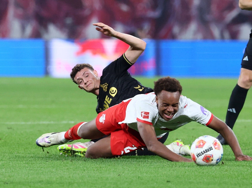 Eric Martel foult Assan Ouedraogo.