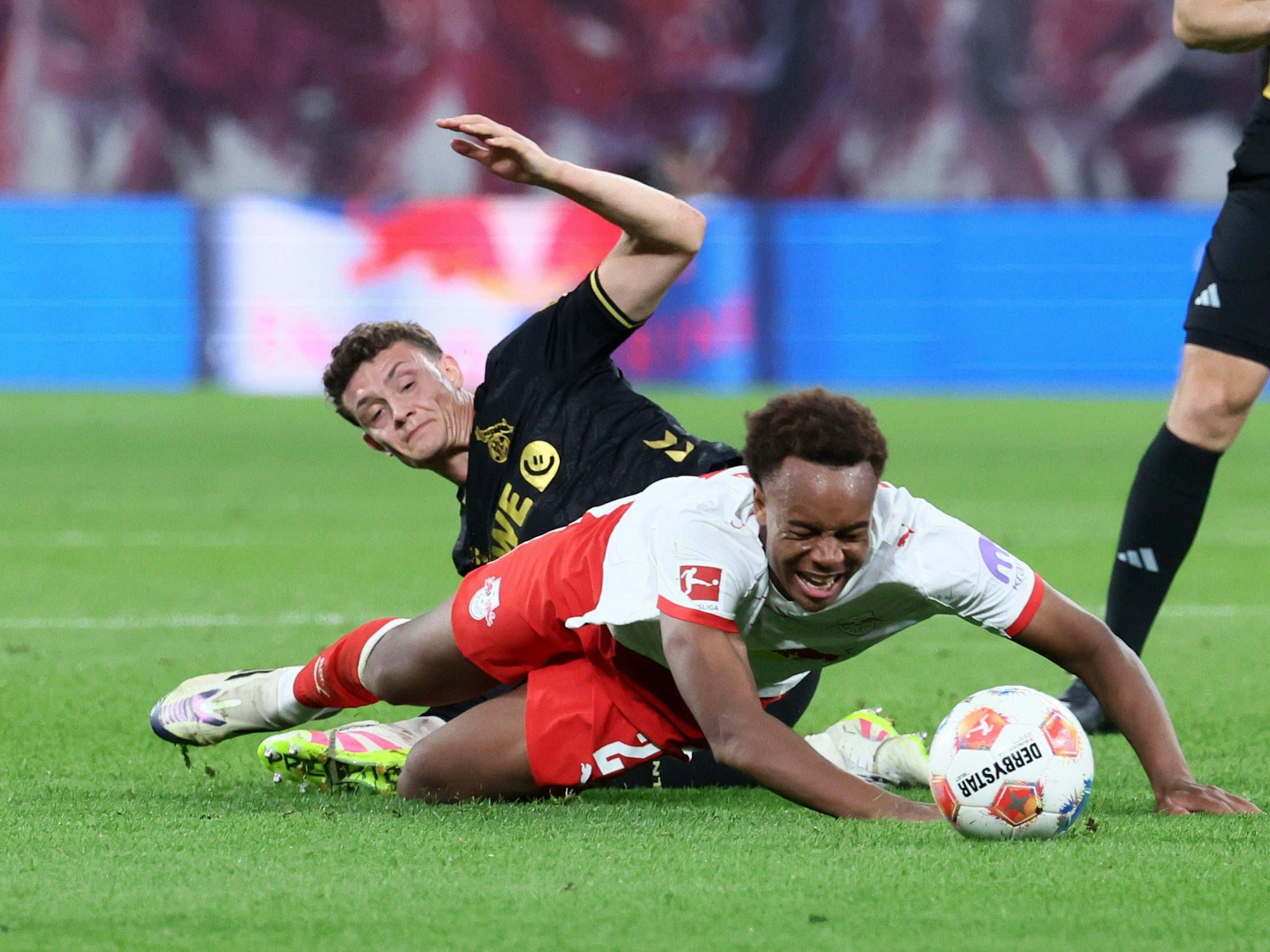 Eric Martel foult Assan Ouedraogo.