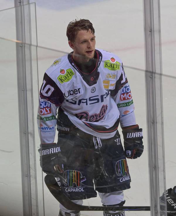 Lean Bergmann beim Spiel der Eisbären Berlin auf dem Feld.