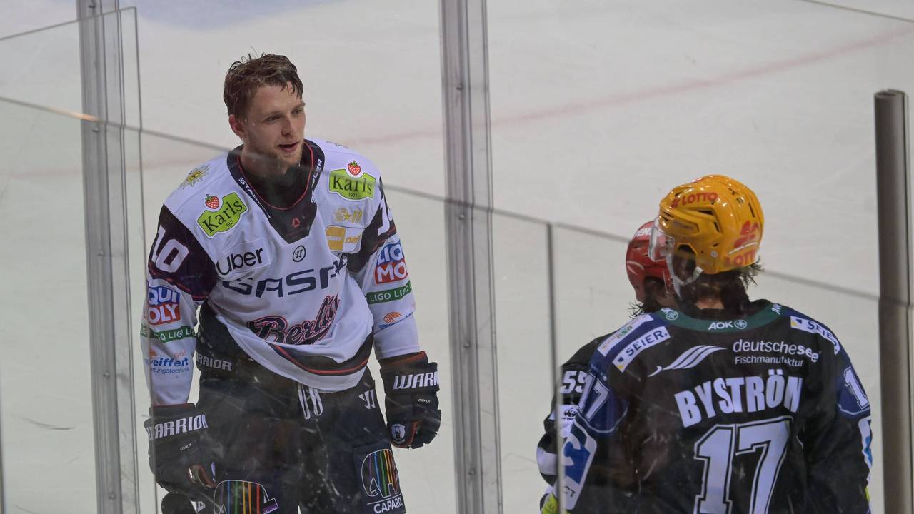 Lean Bergmann beim Spiel der Eisbären Berlin auf dem Feld.