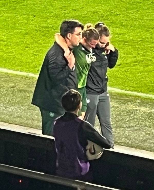 VfL-Star Alexandra Popp muss beim Spiel gegen den 1. FC Köln am 21. September 2025 verletzt vom Feld.