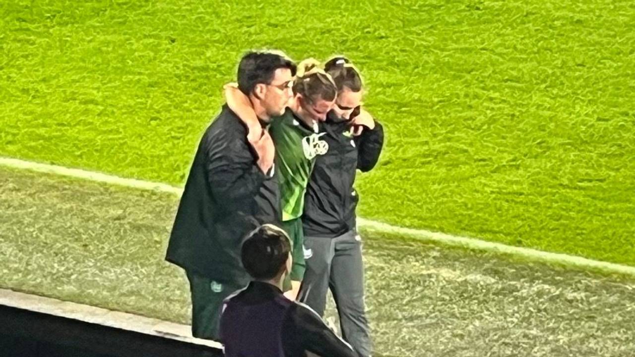 VfL-Star Alexandra Popp muss beim Spiel gegen den 1. FC Köln am 21. September 2025 verletzt vom Feld.