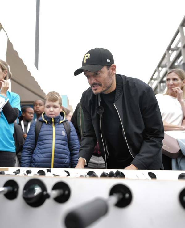 Giovanni Zarrella steht am Tischkicker und spielt eine Runde.