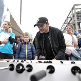 Giovanni Zarrella steht am Tischkicker und spielt eine Runde.