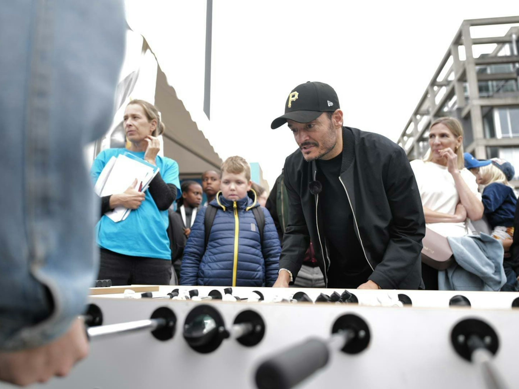 Giovanni Zarrella steht am Tischkicker und spielt eine Runde.