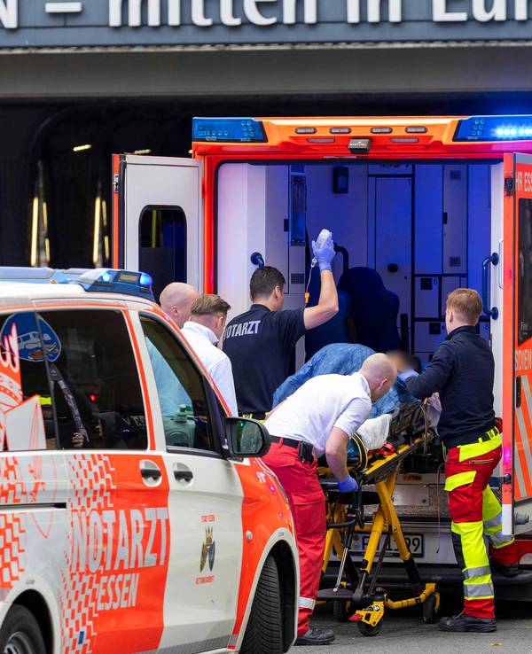 Eine verletzte Person wird auf einer Rolltrage in einen Rettungswagen geschoben.