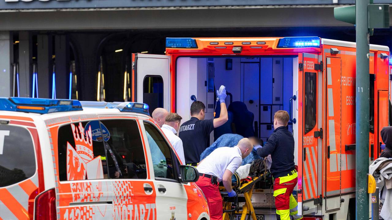 Eine verletzte Person wird auf einer Rolltrage in einen Rettungswagen geschoben.