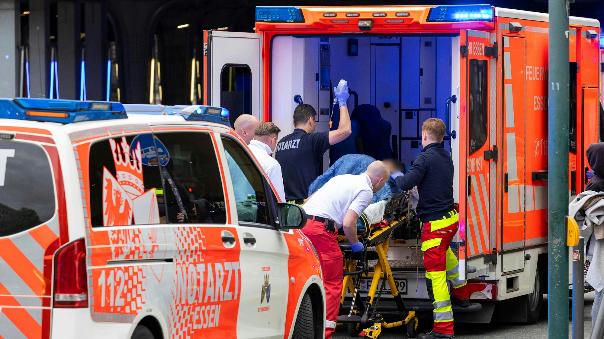 Eine verletzte Person wird auf einer Rolltrage in einen Rettungswagen geschoben.