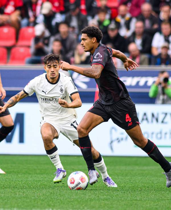 Jarell Quansah (r.) in Aktion mit Ball beim Spiel gegen Borussia Mönchengladbach.