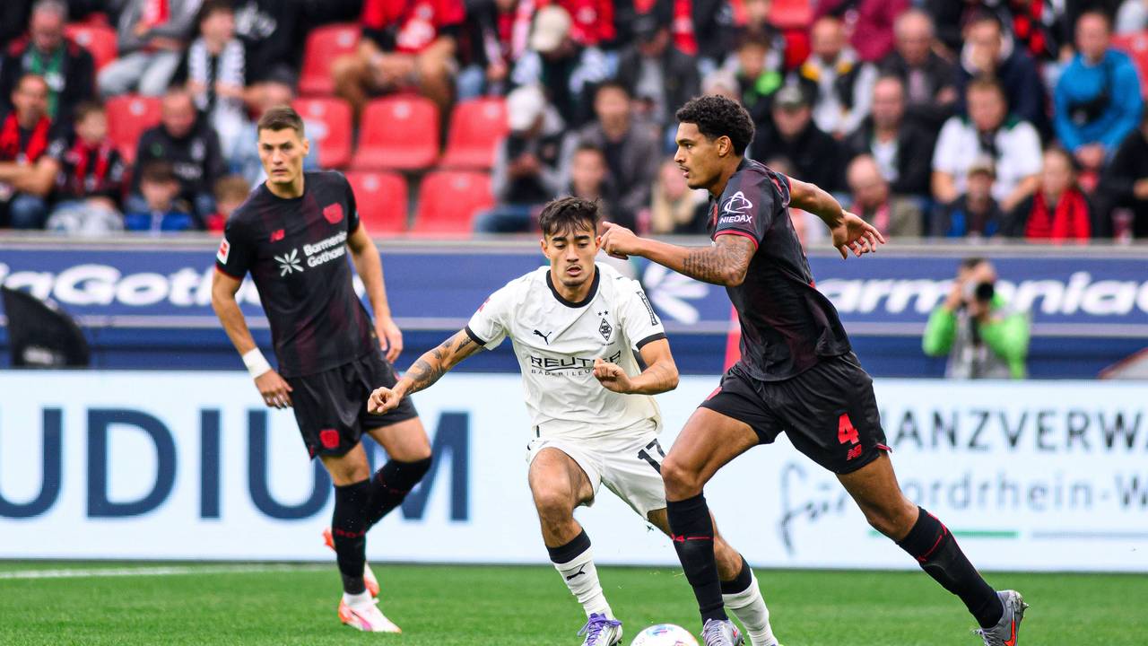 Jarell Quansah (r.) in Aktion mit Ball beim Spiel gegen Borussia Mönchengladbach.