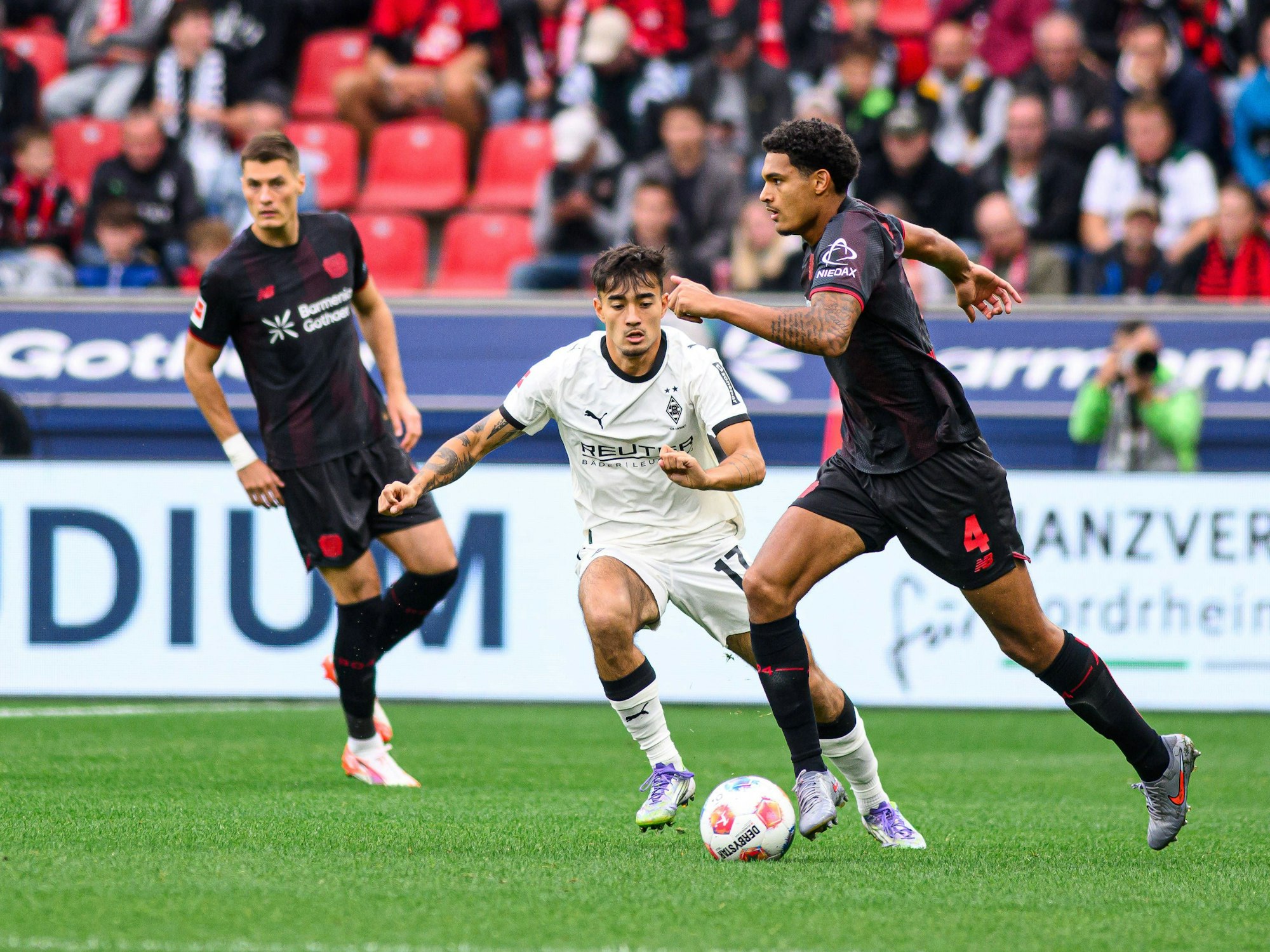 Jarell Quansah (r.) in Aktion mit Ball beim Spiel gegen Borussia Mönchengladbach.