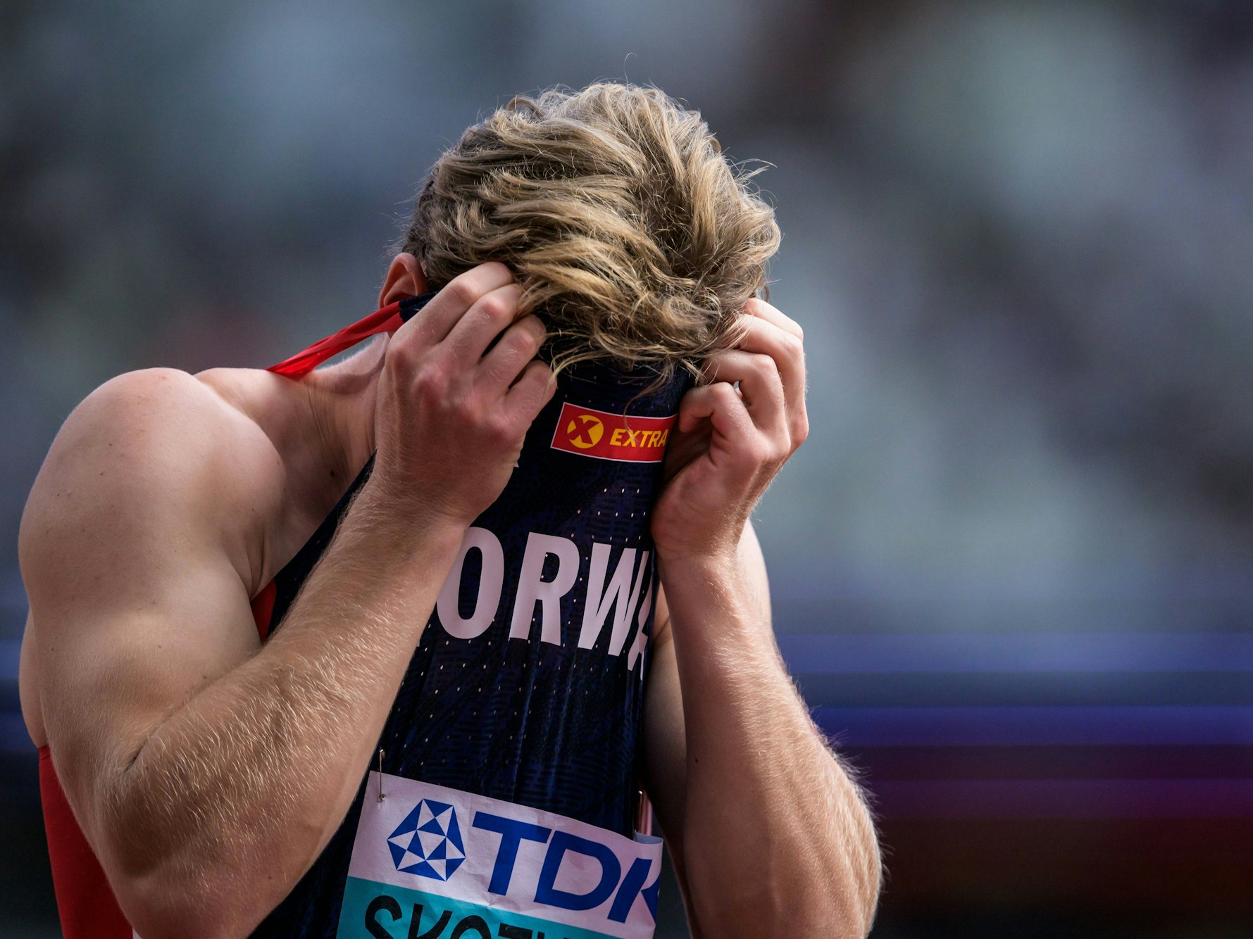 Sander Skotheim vergräbt sein Gesicht in seinem Trikot.