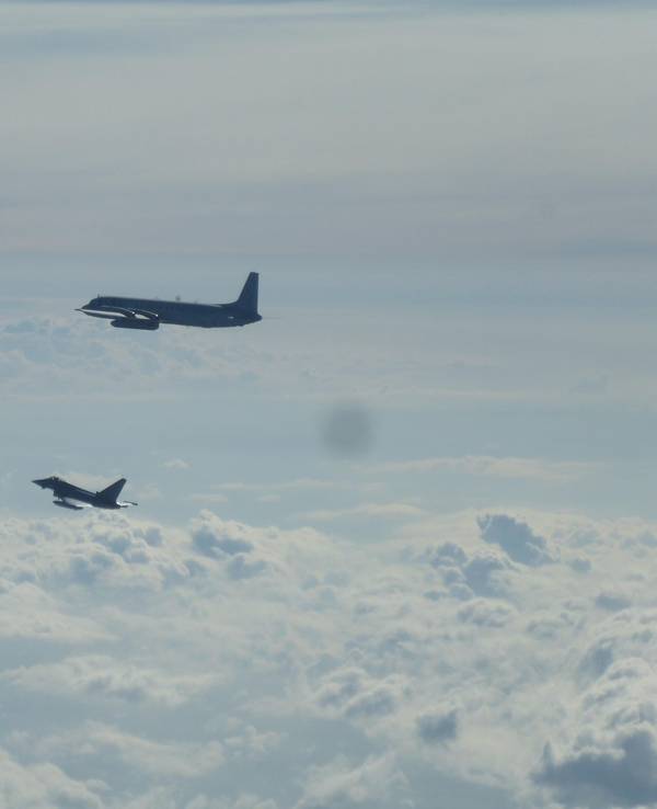 Ein Eurofighter (unten) und ein russisches Flugzeug fliegen über der Ostsee.