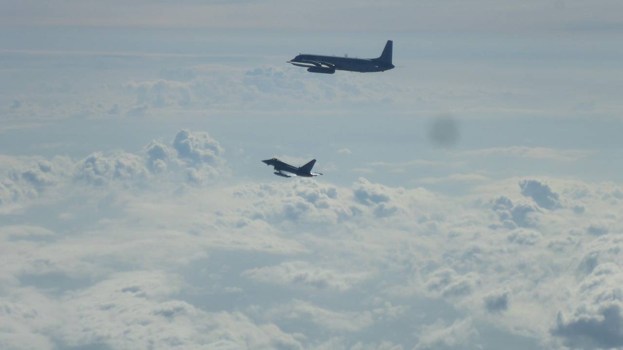Ein Eurofighter (unten) und ein russisches Flugzeug fliegen über der Ostsee.