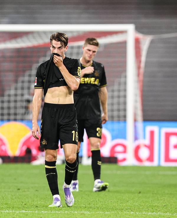 Die Kölner um Jakub Kaminski (Mitte vorne) waren am 20. September 2025 nach dem 1:3 Freistoßtor von RB Leipzig kurz vor der Pause geknickt.