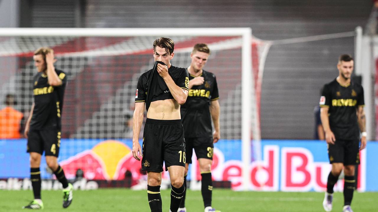 Die Kölner um Jakub Kaminski (Mitte vorne) waren am 20. September 2025 nach dem 1:3 Freistoßtor von RB Leipzig kurz vor der Pause geknickt.