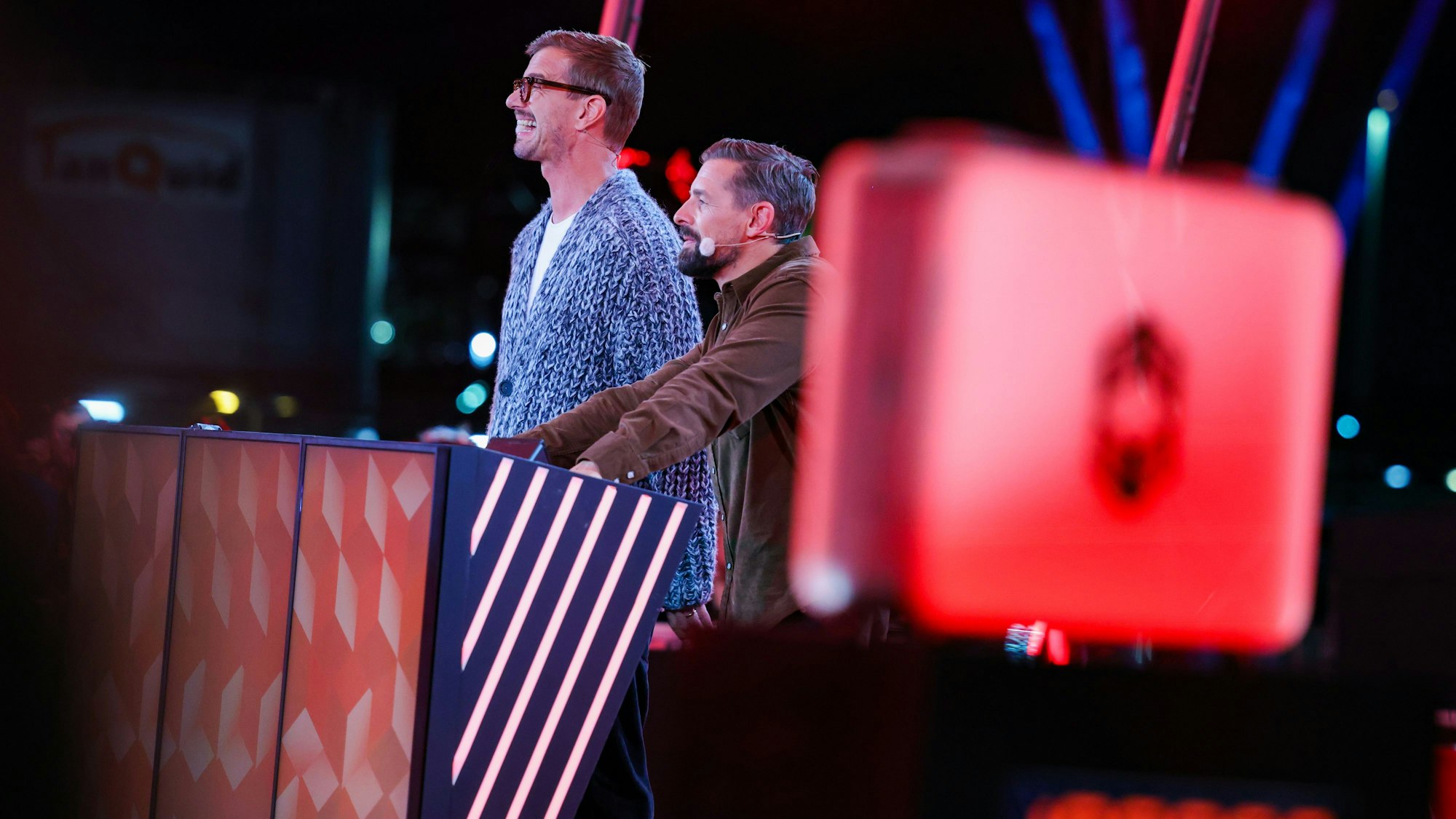 Die Entertainer Joko Winterscheidt (links) und Klaas Heufer-Umlauf stehen bei der Moderation der ProSieben-Show „Ein sehr gutes Quiz“ auf der Bühne.