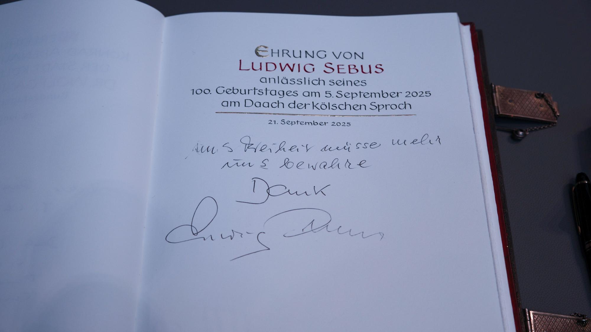 Blick ins Goldene Buch der Stadt, in das sich Ludwig Sebus eintragen durfte.