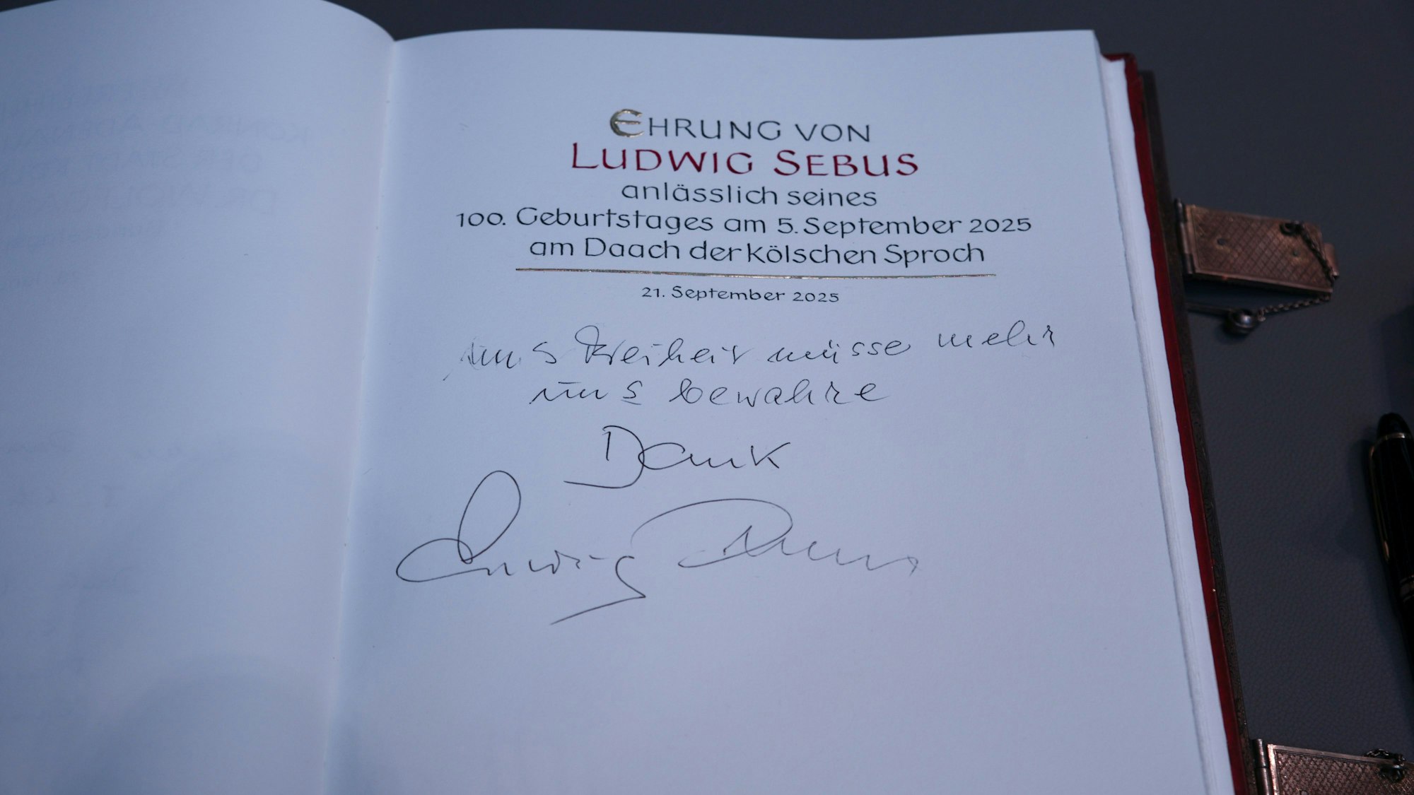 Blick ins Goldene Buch der Stadt, in das sich Ludwig Sebus eintragen durfte.