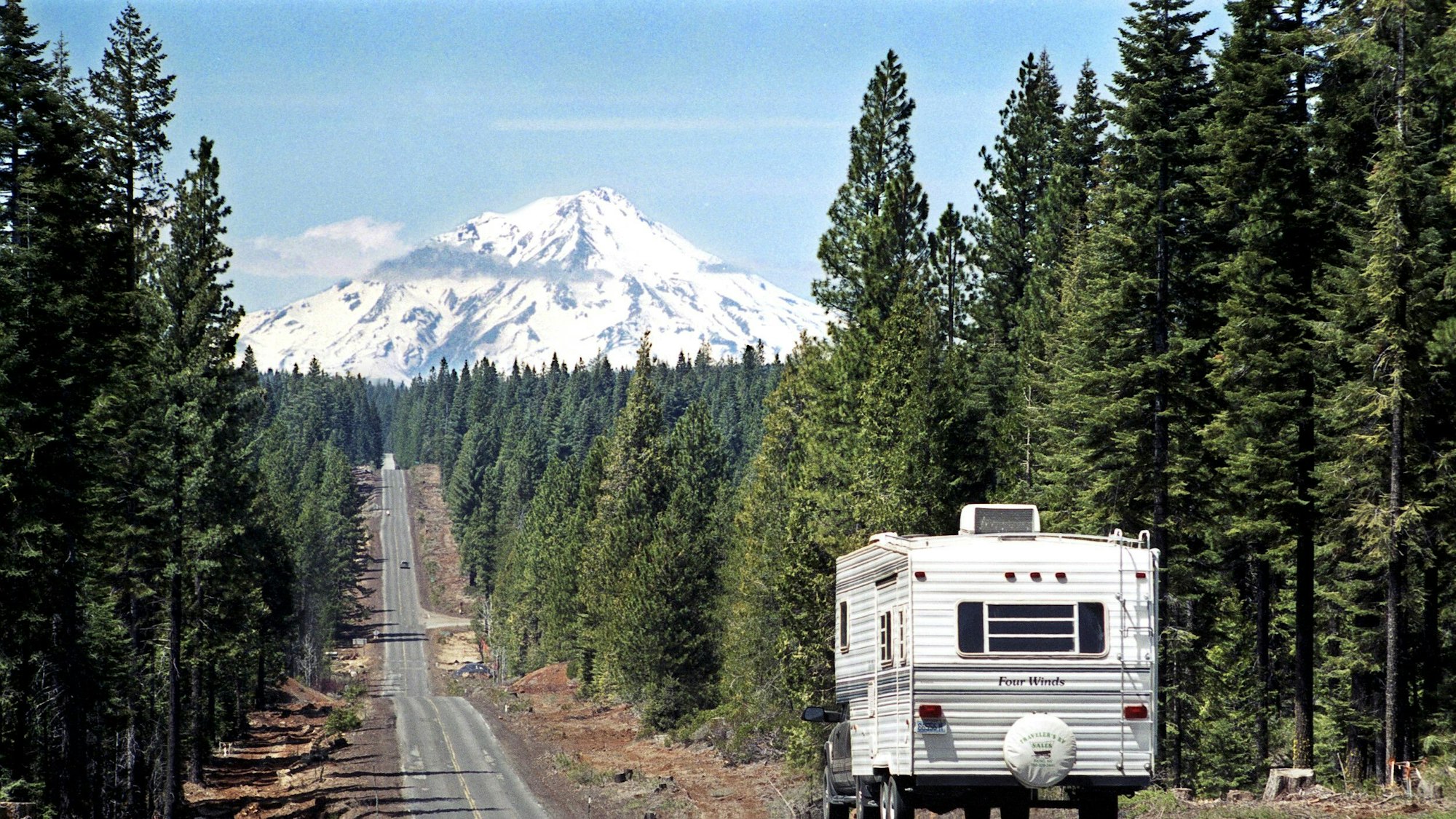 Der Mount Shasta im Hintergrund, vorne ein Wohnmobil