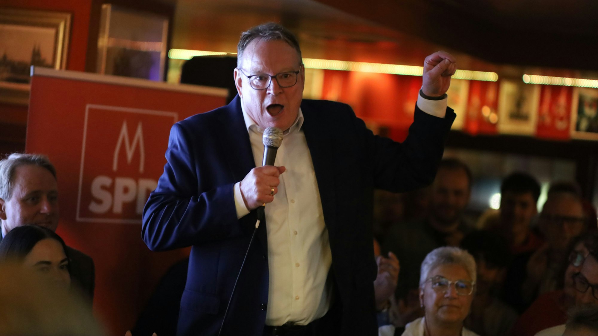 Torsten Burmester am Wahlabend mit der Kölner SPD im Stapelhaus.