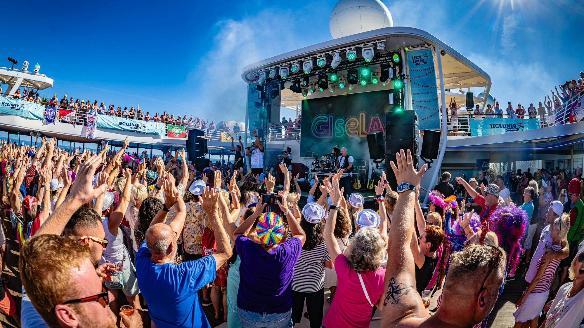Die Höhner stehen auf der Bühne des Jeckliners.